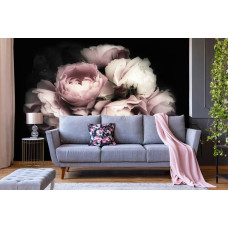Een fotobehang met een boeket bloemen van rozen en pioenrozen in de woonkamer.