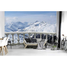 Een fotobehang van een terras met uitzicht op besneeuwde bergen, dat een serene en indrukwekkende sfeer geeft. Dit ontwerp brengt een rustgevende sfeer in de woonkamer.