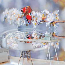 Een fotobehang met een vlinder die zich weerspiegelt in het water, omringd door bloemen, dat een magische en natuurlijke sfeer geeft. Ideaal voor een studeerkamer om een rustige en inspirerende sfeer te creėren.