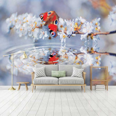 Een fotobehang met een vlinder die zich weerspiegelt in het water, omringd door bloemen, dat een magische en natuurlijke sfeer geeft. Perfect voor de woonkamer om een serene en kleurrijke uitstraling te creėren.