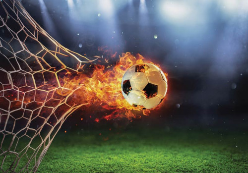 Fotobehang van een voetbal schot op doel met brandend vuur, sportief en energiek.