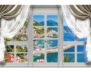 Fotobehang van een stad met uitzicht op zee en bergen door een raam in 3D-perspectief.