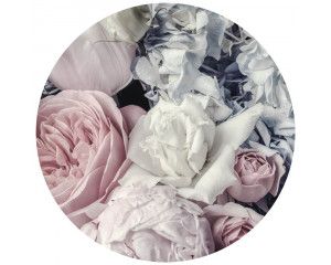 Pastelkleurige bloemen in zachte tinten op een behangcirkel met subtiele details van bloemblaadjes en stengels.