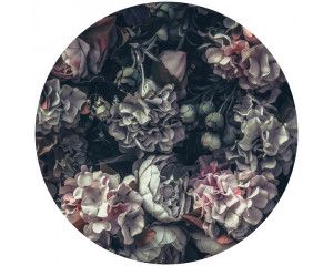 Bloemen in vintage stijl op een behangcirkel, met gedetailleerde bloemblaadjes en een zachte, verweerde uitstraling.