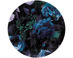 Vintage schilderij met verfijnde bloemmotieven in gedempte kleuren, afgebeeld op een behangcirkel.