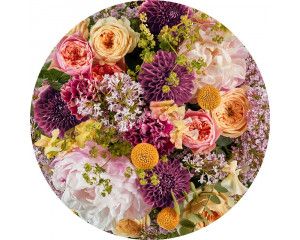 Boeket van bloemen en rozen op een romantische muurcirkel.