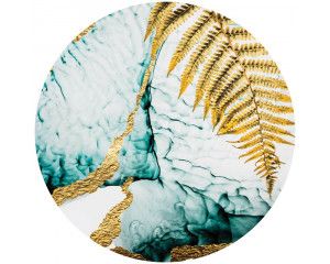 Luxe marmer behangcirkel met goudkleurige varens tegen een subtiele achtergrond.