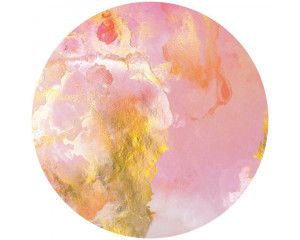 Roze en gouden marmer behangcirkel met een luxe uitstraling.
