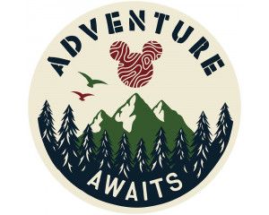 Behangcirkel van Mickey Mouse op avontuur, met een vrolijke en kleurrijke achtergrond vol actie.