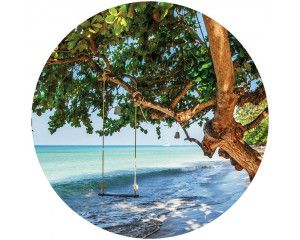 Schommel aan een boom op een tropisch strand, prachtig afgebeeld op een sfeervolle behangcirkel.
