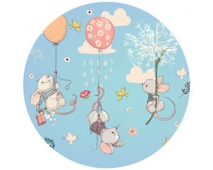 Vliegende muizen boven een fantasierijk bos op een muurcirkel voor kinderen.