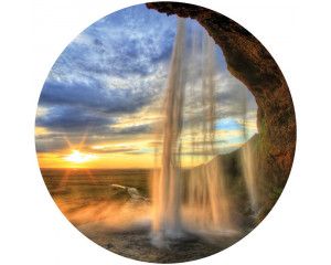 Waterval in een weelderig natuurlandschap, schitterend weergegeven op een rustgevende behangcirkel.