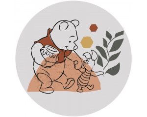 Behangcirkel van Winnie de Poeh en Knorretje, die hand in hand door een zonnig veld wandelen, omgeven door bloemen.