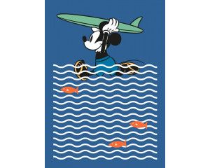 Mickey Mouse die surft in een leuke scène, ideaal voor de kinderkamer.