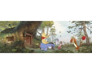 Winnie de Poeh fotobehang met zijn vrienden in het bos, ontworpen voor een speelse kinderkamer.
