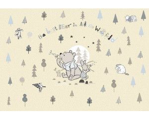 Winnie de Poeh fotobehang met de schattige beer die door het bos dwaalt, ontworpen voor een speelse kinderkamer.