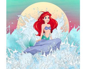 Ariel Rise fotobehang toont Ariel uit De Kleine Zeemeermin die uit de oceaan oprijst, met golven die rond haar heen spatten.