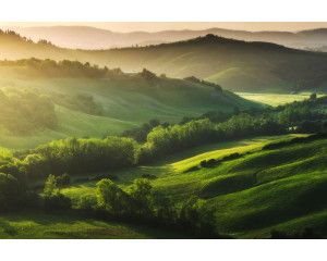 Fotobehang van een berggebied met ruige rotsformaties en adembenemende uitzichten over het landschap.