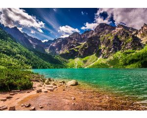 Fotobehang bergmeer in de ochtend met een helderblauw bergmeer, omringd door hoge bergen en een prachtig landschap.
