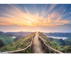 Fotobehang van een bergpad in een landschap met zonsondergang, warme kleuren.