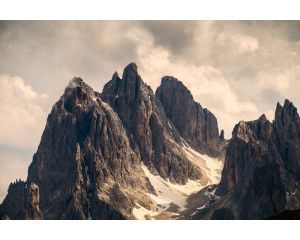 Fotobehang van imposante bergtoppen en rotsformaties, met de natuur op zijn best in dit robuuste landschap.