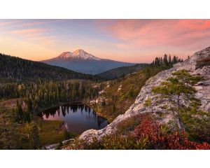 Between the Light Heart Lake fotobehang, met een mystiek meerlandschap.