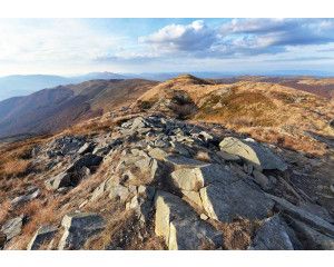Berglandschap van de Bieszczady-bergen met rotsachtige bergtoppen op fotobehang.