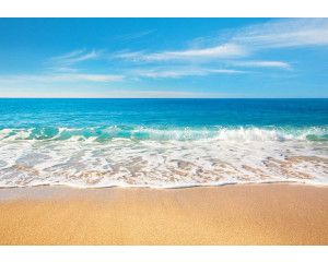 Fotobehang van een blauwe zee en strand, met een serene en ontspannende omgeving.