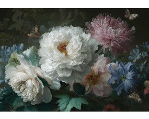 Fotobehang bloemen artistiek en klassiek met pioenen, chrysanten en vlinders tegen een donkere achtergrond.