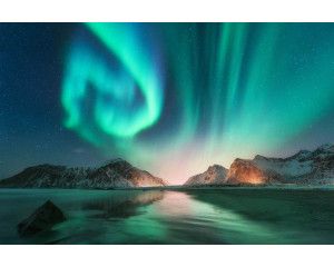 Fotobehang van een landschap waarin de bergen en een helderblauw meer samenkomen voor een schilderachtig uitzicht.