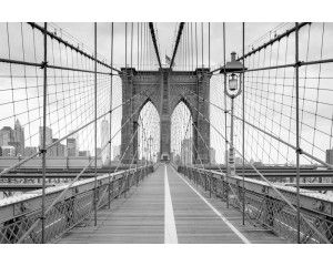 De iconische Brooklyn Bridge in New York, weergegeven in zwart-wit op een gedetailleerd fotobehang.