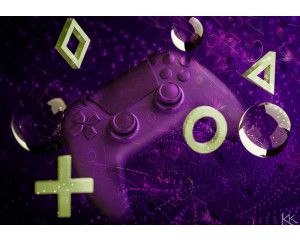 Fotobehang met een paarse gamecontroller en PlayStation-symbolen op een kleurrijke, moderne achtergrond.