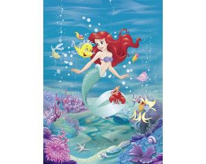 Disney De Kleine Zeemeermin fotobehang met Ariel die de diepten van de oceaan verkent, perfect voor een kinderkamer.
