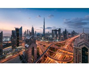 De lichten van Dubai schitteren in dit fotobehang van een iconisch stadslandschap, ideaal voor een moderne uitstraling.