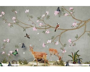 Dieren zoals herten en vlinders die in de lente door een bos vol bloeiende bloemen bewegen, afgebeeld op fotobehang.