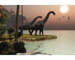 Fotobehang van dinosaurussen die zich langs een waterpartij bewegen, met een serene achtergrond van natuur.