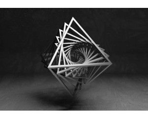 Fotobehang met een 3D-patroon van overlappende driehoeken op een donkere achtergrond voor een modern effect.