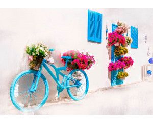 Fotobehang van een fiets in een Griekse steeg, met typische Griekse architectuur.