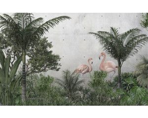 Fotobehang van flamingo's in de jungle, met tropische planten en palmbomen tegen een betonnen achtergrond.