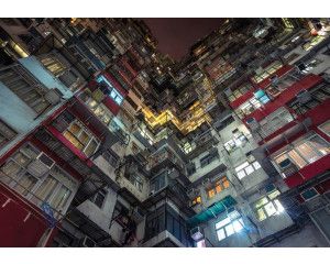 Fotobehang van een flatgebouw in een stad, strak en modern.