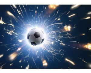 Fotobehang van een flitsende voetbal in actie, met snelheidslijnen die de beweging benadrukken.