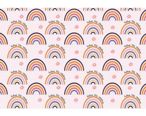 Fotobehang met een patroon van regenbogen in zachte tinten en de tekst 'Follow the Rainbow' erboven.