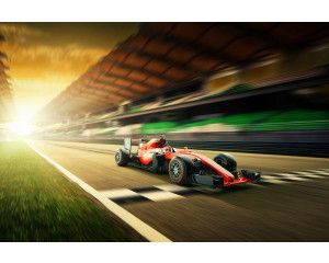 Fotobehang van een Formule 1 auto die over de finishlijn rijdt, met een spannende raceafsluiting.