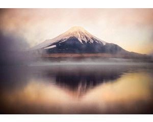 Het serene Fuji Five Lakes gebied met de iconische berg op de achtergrond, prachtig vastgelegd op dit fotobehang.