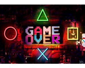 Fotobehang met de tekst Game Over in retrostijl en neonverlichte PlayStation-symbolen in een ruitvorm op een donkere achtergrond.