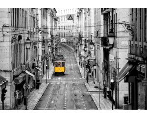 Gele tram die door een straat rijdt, fotobehang geïnspireerd op stadsgezichten van San Francisco of Lissabon.