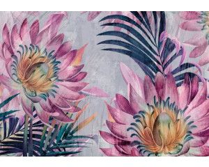 Fotobehang van geschilderde bloemen en bladeren op een betonnen ondergrond, met een kunstzinnig effect.