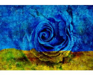 Geschilderde roos in een bloemenmotief op fotobehang, kleurrijk en verfijnd.