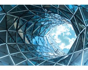 Fotobehang met een glazen tunnel in een gebouw, 3D-effect voor diepte.