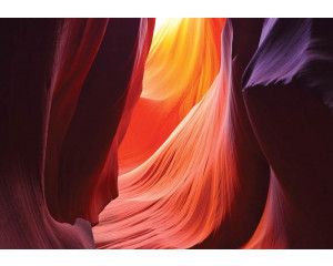 Fotobehang met een grot in 3D-effect, mysterieus en donker.